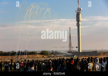 Gaza, Territoires palestiniens - 23 novembre, 2018. Palestiniens participent au 'Grand retour' mars près de la frontière, Israeli-Gaza est de Rafah, dans le sud de la bande de Gaza, le 23 novembre 2018. © Abed Rahim Khatib / éveil / Alamy Live News Banque D'Images