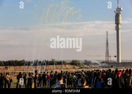 Gaza, Territoires palestiniens - 23 novembre, 2018. Palestiniens participent au 'Grand retour' mars près de la frontière, Israeli-Gaza est de Rafah, dans le sud de la bande de Gaza, le 23 novembre 2018. © Abed Rahim Khatib / éveil / Alamy Live News Banque D'Images