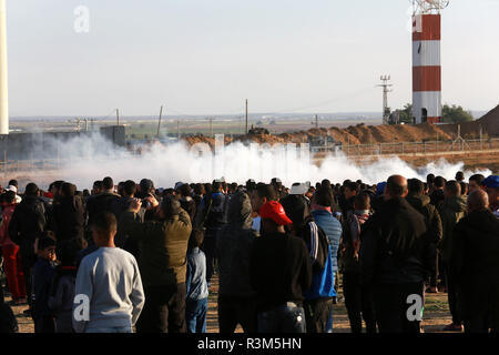 Gaza, Territoires palestiniens - 23 novembre, 2018. Palestiniens participent au 'Grand retour' mars près de la frontière, Israeli-Gaza est de Rafah, dans le sud de la bande de Gaza, le 23 novembre 2018. © Abed Rahim Khatib / éveil / Alamy Live News Banque D'Images