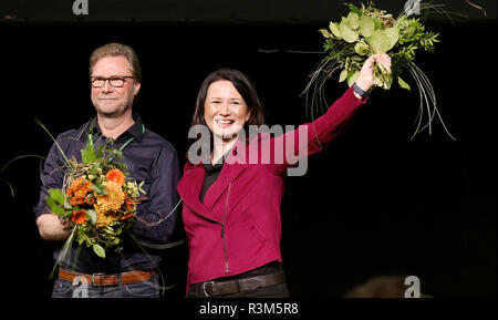 Jena, Allemagne. 24 Nov, 2018. Le top duo sur l'état pour l'état de liste 2019 Élection de Bündnis 90/Die Grünen en Thuringe, Dirk Adams, chef du parti parlementaire de son parti dans le parlement de l'état de Thuringe, et Anja Siegesmund, Ministre de l'environnement, de l'énergie et la conservation de la nature en Thüringen, sera tenue à l'état bouquets conférence des délégués après leur élection. Crédit : Peter Endig/dpa/Alamy Live News Banque D'Images