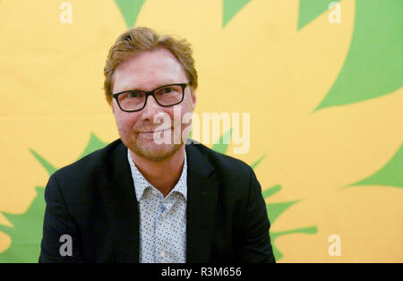 Jena, Allemagne. 24 Nov, 2018. Dirk Adams, chef du groupe parlementaire Bündnis 90/Die Grünen dans l'état de Thuringe et candidate dans la position 2 de la liste dans l'élection d'état en 2019, siège à la conférence des délégués de l'état de Bündnis 90/Die Grünen en Thuringe. Crédit : Peter Endig/dpa/Alamy Live News Banque D'Images