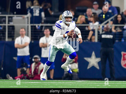 22 novembre 2018 :.Dallas Cowboys quarterback Dak Prescott (4) brouille .lors d'un match de football américain NFL entre les Redskins de Washington et Dallas Cowboys à AT&T Stadium à Arlington, au Texas. .Manny Flores/CSM Banque D'Images