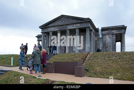 Édimbourg, Écosse, Royaume-Uni, 24 novembre 2018.Premier jour, pendant la première heure, un filet de visiteurs plutôt qu'une file d'attente a visité le Calton Hill pour voir le nouveau converti l'observatoire municipal complexe par l'architecte William Henry Playfair, il est apparu que la plupart des visiteurs sont des touristes plutôt que les habitants. Le lieu a ouvert ses portes aujourd'hui avec nouvelle galerie d'art et un restaurant offrant une vue panoramique sur la capitale écossaise. Le projet de 4,5 millions de livres sterling, a été complètement ouvert au public pour la première fois aujourd'hui, il a également créé une nouvelle maison pour la Galerie Collective. Banque D'Images