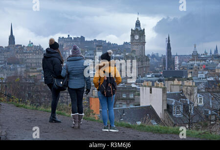Édimbourg, Écosse, Royaume-Uni, 24 novembre 2018. La météo, après une semaine très humides dans la capitale écossaise, a commencé samedi dans le même esprit ces touristes de vœux et les résidents au début avec de fortes pluies et d'un ciel de plomb. Banque D'Images