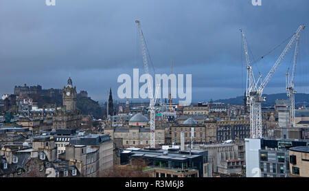 Édimbourg, Écosse, Royaume-Uni, 24 novembre 2018. leaden skies, au-dessus du château, centre-ville et les grues de construction dans la région de Princes Street. Banque D'Images