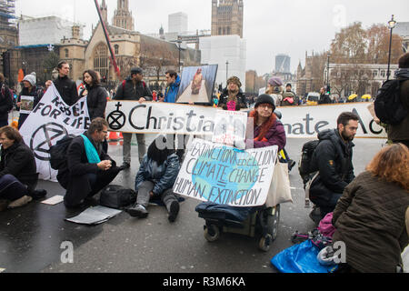 London UK. 24 novembre 2018. Le changement climatique de l'extinction des militants continuent leur rébellion Squareaimed protestation au Parlement à mettre en lumière l'échec du gouvernement à reconnaître et agir sur le crédit d'urgence écologique et climatique : amer ghazzal/Alamy Live News Banque D'Images