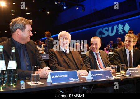 V.li : Mark SOEDER (Premier Ministre de l'état de la Bavière), Horst SEEHOFER (CSU), président Manfred WEBER (Président du PPE), Markus BLUME (Secrétaire général). Assemblée des délégués de la préparation de la liste de la CSU pour les élections européennes sur 24.11.2018 à Munich, dans le monde d'utilisation | Banque D'Images