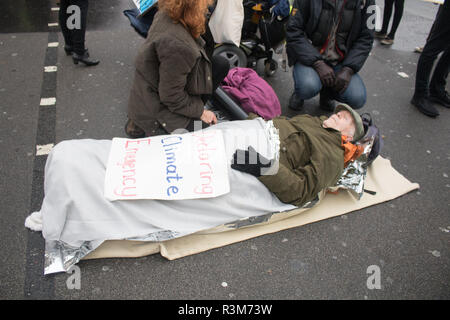 London UK. 24 novembre 2018. Un climat activiste d'extinction se trouve dans la rébellion avec une couverture dans Whitehall visant à souligner l'échec du gouvernement à reconnaître et agir sur le crédit d'urgence écologique et climatique : amer ghazzal/Alamy Live News Banque D'Images