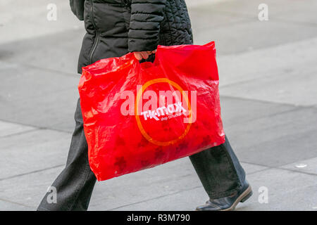 Sacs à provisions en plastique rouge; TK Maxx Black Friday Weekend Shoppers. Centre-ville saison de shopping de vacances, magasins de détail, magasins, les acheteurs de Noël, les achats de vente à prix réduit, Les dépenses de consommation des femmes pour le week-end du Vendredi fou sont considérées comme le plus grand événement de magasinage de l'année. Les détaillants du Royaume-Uni ont adopté le programme de soldes de style américain, et de nombreux clients ont été surpris par des remises à prix avantageux, par des achats de Noël et par le transport de plusieurs sacs, cadeaux, cadeaux et articles en vente. Banque D'Images