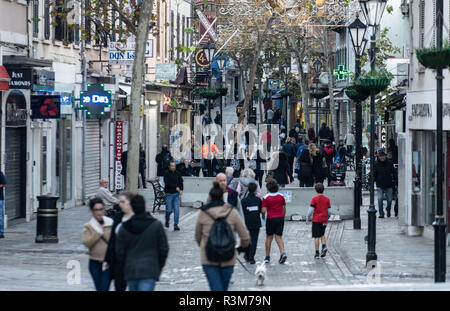 Gibraltar, Royaume-Uni. 24 Nov, 2018. Les piétons peuvent être vus dans la matinée sur la rue Main à Gibraltar. Crédit : Frank Rumpenhorst/dpa/Alamy Live News Banque D'Images