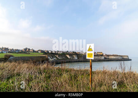 Epple Bay, Kent. Falaise Vue de dessus de la petite baie, puis au-delà des falaises de craie du littoral de l'Ile. Panneau d'avertissement, unfenced bord de la falaise. Banque D'Images