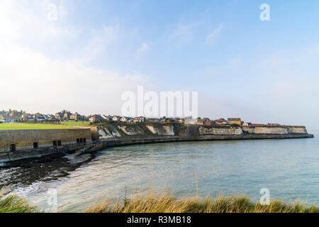 Epple Bay, Kent. Falaise Vue de dessus de la petite baie, puis au-delà des falaises de craie du littoral de l'Ile. Des piles d'algues sur la plage. Mer calme. Banque D'Images