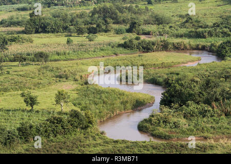 L'Afrique, l'Ouganda, Ishasha, Parc national Queen Elizabeth. Affluent du canal de Kazinga près de Mweya et Mweya Safari Lodge. Banque D'Images