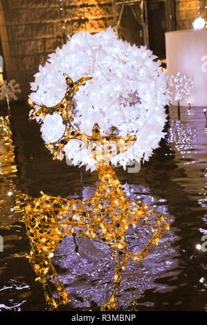 Renne lumineux faits de fil et les ampoules, Fukuoka, Japon Banque D'Images