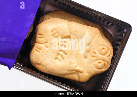 Sachet de délicieux biscuits Cadbury Freddo biscuits trempés dans du chocolat au lait ouvert pour afficher contenu situé sur fond blanc Banque D'Images