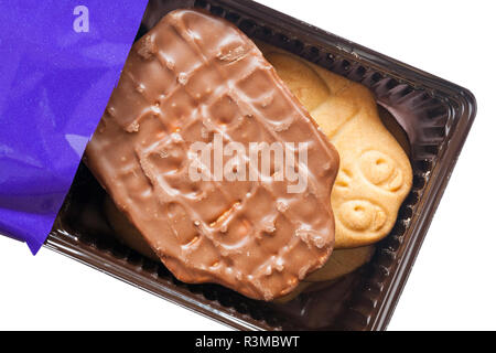 Sachet de délicieux biscuits Cadbury Freddo biscuits trempés dans du chocolat au lait ouvert pour afficher contenu situé sur fond blanc Banque D'Images