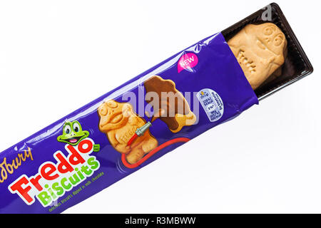 Sachet de délicieux biscuits Cadbury Freddo biscuits trempés dans du chocolat au lait ouvert pour afficher contenu situé sur fond blanc Banque D'Images