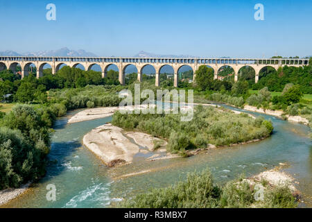 Coni, Piémont, Italie : vue sur le pont historique connu sous le nom de Ponte Vecchio, sur la vallée de la Stura di demonte Banque D'Images