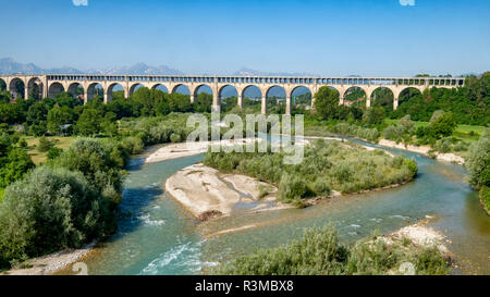 Coni, Piémont, Italie : vue sur le pont historique connu sous le nom de Ponte Vecchio, sur la vallée de la Stura di demonte Banque D'Images