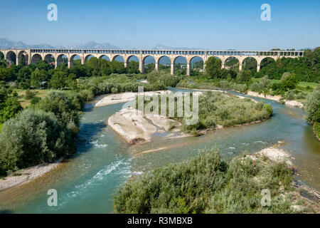 Coni, Piémont, Italie : vue sur le pont historique connu sous le nom de Ponte Vecchio, sur la vallée de la Stura di demonte Banque D'Images