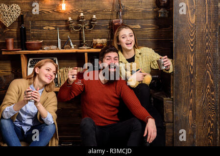 Les amis passent et voyages à l'intérieur confortable. Homme et femmes sur visages heureux de discuter et de boire du vin. Concept de communication. Les amis de s'amuser, sp Banque D'Images