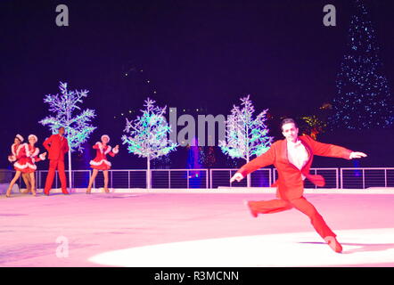 Orlando, Floride. 17 novembre 2018, le patineur de l'artiste joue sur la glace au spectacle de Noël dans la zone International Drive. Banque D'Images