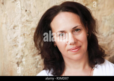 Young adult Caucasian woman donne directement sur l'appareil photo, close-up face portrait Banque D'Images