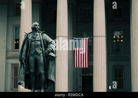 Washington DC, juin 2017, United States : Albert Gallatin statue devant l'entrée nord de l'United States Treasury Building Banque D'Images