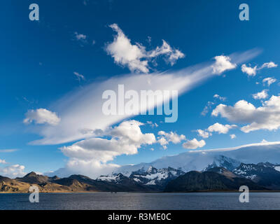 Cumberland East Bay et les montagnes de la gamme Allardyce. Cloudscape typique de l'île de Géorgie du Sud Banque D'Images