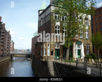 Hamburger speicherstadt avec une flotte et l'île wasserschloss Banque D'Images