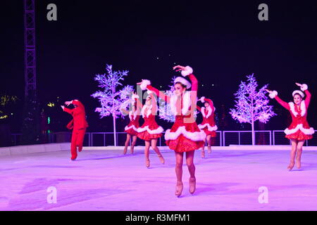 Orlando, Floride. 17 novembre, 2018. Les hôtesses de style vintage à Noël patinage sur glace dans International Drive Area. Banque D'Images