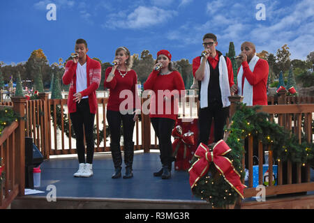 Orlando, Floride. Le 18 novembre 2018. Carolers Noël sur la scène lightblue nuageux contexte en secteur d'International Drive. Banque D'Images