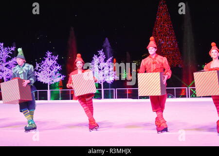 Orlando, Floride. Novembre 19, 2018 Nice elfes avec don patinage sur glace à Chritsmas Show à International Drive Area. Banque D'Images