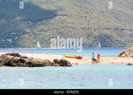 Îles Vierges britanniques, George Dog Island. Couple retourne à l'eau kayak cuisine au point, au-delà de Virgin Gorda Banque D'Images