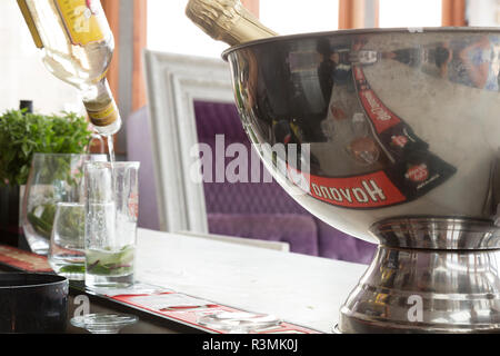 Cuba, La Havane. Le Mojito en devenir à côté de champagne seau. En tant que crédit : Wendy Kaveney Jaynes / Galerie / DanitaDelimont.com Banque D'Images