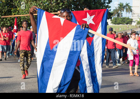 Cuba, La Havane, Place de la Révolution. Drapeaux cubain holding marcheurs. En tant que crédit : Wendy Kaveney Jaynes / Galerie / DanitaDelimont.com Banque D'Images