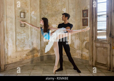 Cuba, La Havane. Deux danseurs de ballet de poser. En tant que crédit : Wendy Kaveney Jaynes / Galerie / DanitaDelimont.com Banque D'Images