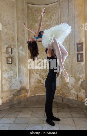 Cuba, La Havane. Deux danseurs de ballet posant avec ascenseur. En tant que crédit : Wendy Kaveney Jaynes / Galerie / DanitaDelimont.com Banque D'Images