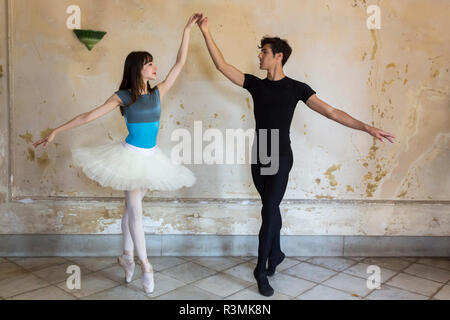 Cuba, La Havane. Deux danseurs de ballet de poser. En tant que crédit : Wendy Kaveney Jaynes / Galerie / DanitaDelimont.com Banque D'Images