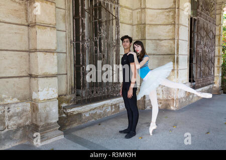 Cuba, La Havane. Paire de danseurs de ballet à l'extérieur pose ancien hôtel particulier. En tant que crédit : Wendy Kaveney Jaynes / Galerie / DanitaDelimont.com Banque D'Images