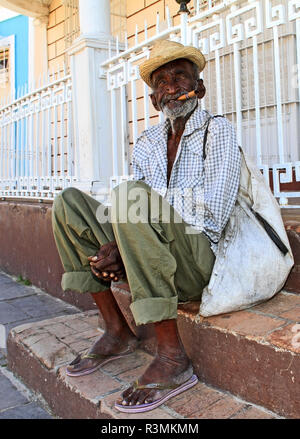 Cuba, Trinidad. Portrait d'un vieux homme fumant un cigare cubain Banque D'Images