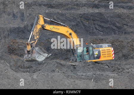 Une chenille 349E utilisé pour le chargement de camions sur le site de recyclage de charbon, Recycoal à Rossington Doncaster,qui a été démoli. Banque D'Images