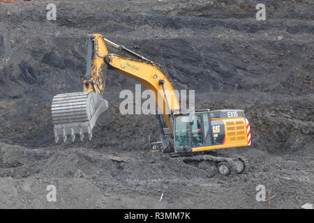 Une chenille 349E utilisé pour le chargement de camions sur le site de recyclage de charbon, Recycoal à Rossington Doncaster,qui a été démoli. Banque D'Images