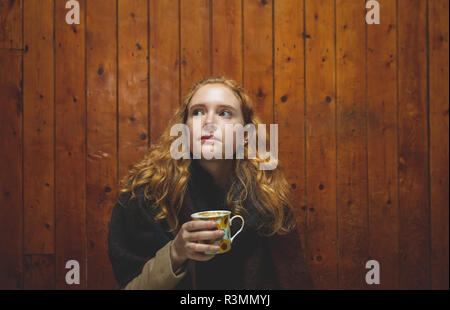 Woman having coffee in cafe Banque D'Images