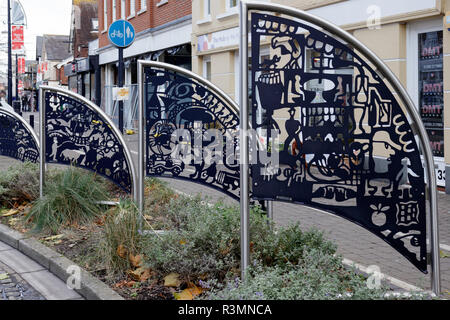 CRAWLEY, West Sussex/UK - le 21 novembre : signes bienvenus à Crawley West Sussex le 21 novembre 2018. Une personne non identifiée Banque D'Images