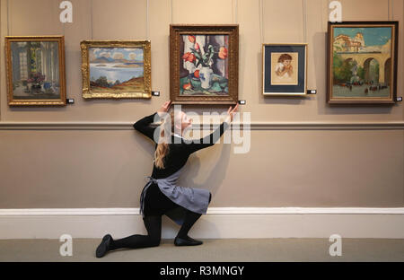 Romey Clark, assistant de la maison de vente aux enchères, inspecte un tableau du coloriste écossais Samuel Paploe intitulé Tulips in a Chinese vase, estimé à £220,000-280,000, qui est exposé à Bonhams, Édimbourg, avant qu'il ne soit offert à la vente aux enchères dans le cadre de la bijouterie et de la vente d'images du XXe siècle la semaine prochaine. Banque D'Images