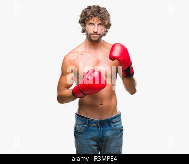 Handsome young man wearing boxing gloves boxer sur fond isolé smiling à côté et regardant loin de penser. Banque D'Images