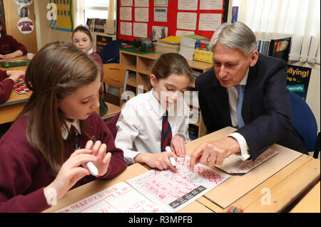 Chancelier de l'Échiquier Philip Hammond avec les élèves Freija McKenna (à gauche) et Maisie Favoriser au cours d'une visite à l'école primaire intégrée Rowendale, Moira, Craigavon en Irlande du Nord. PRESS ASSOCIATION Voir PA HISTOIRE POLITIQUE Brexit Ulster. Date : vendredi 23 novembre 2018. Crédit photo doit se lire : Liam McBurney/PAWire Banque D'Images