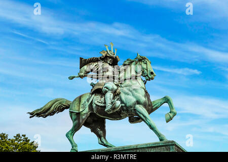 Tokyo, Japon. Statue de Kusunoki Masashige un samouraï guerrier sur son cheval, près de l'Imperial Palace et son Château Banque D'Images