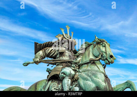 Tokyo, Japon. Statue de Kusunoki Masashige un samouraï guerrier sur son cheval, près de l'Imperial Palace et son Château Banque D'Images